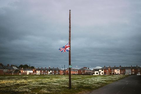 Eine britische Flagge auf Halbmast