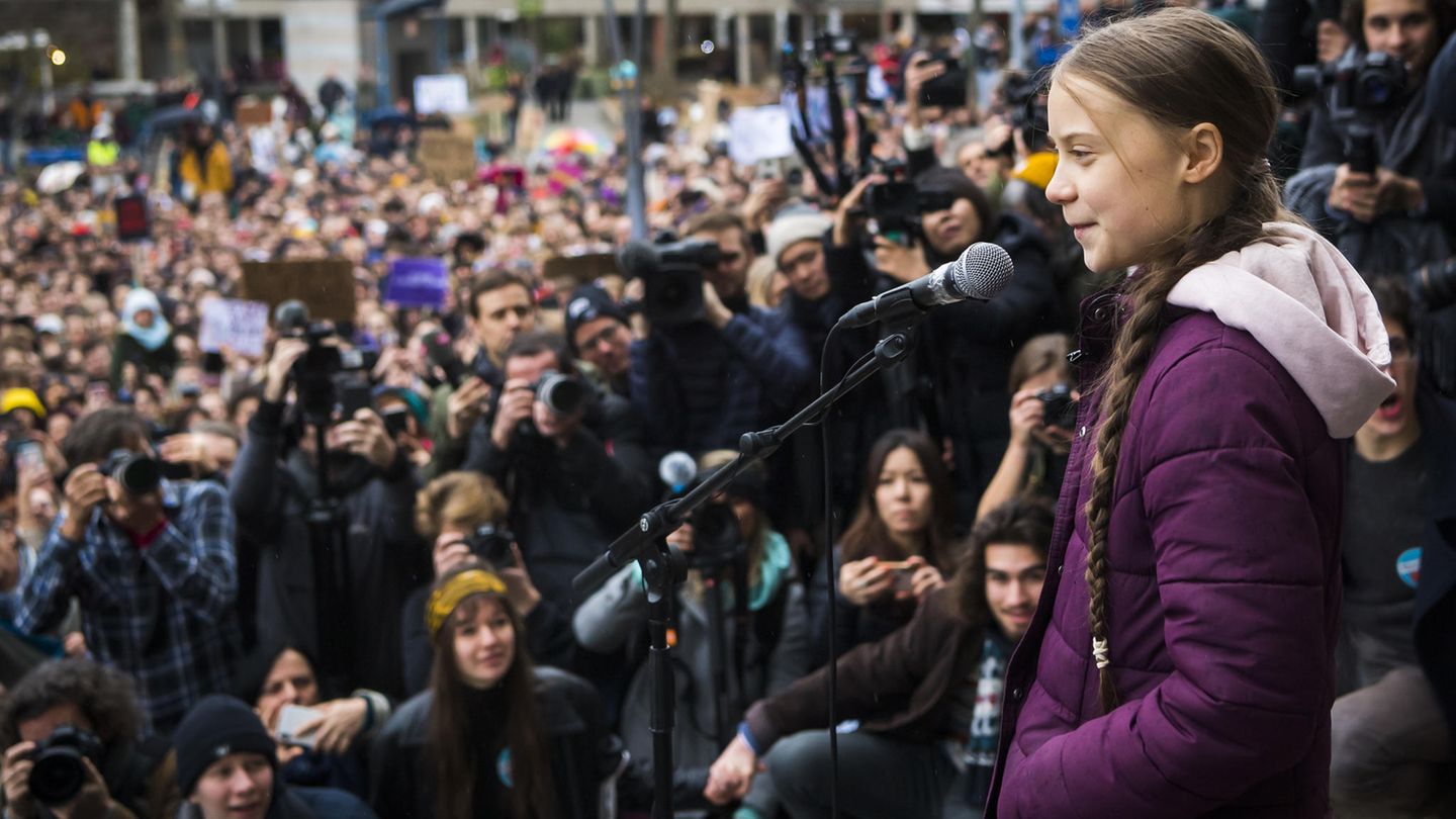 Schweiz, Lausanne: Greta Thunberg spricht bei einer "Fridays for Future"-Demonstration 