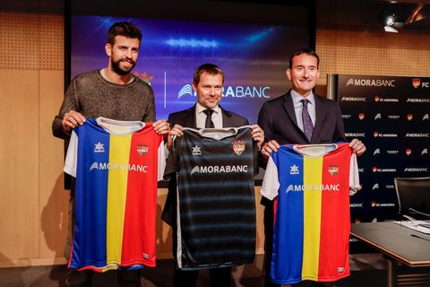 Gerard Pique präsentiert der Presse den neuen Trikotsponsor des FC Andorra