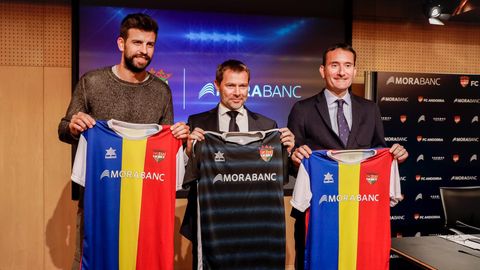 Gerard Pique präsentiert der Presse den neuen Trikotsponsor des FC Andorra