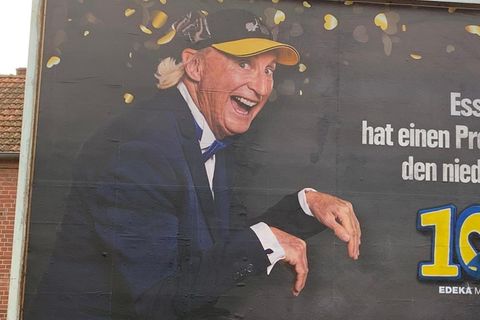 Auf einem Werbeplakat ist links der Komiker Otto zu sehen und rechts der Slogan Essen hat einen Preis verdient: den niedrigsten"