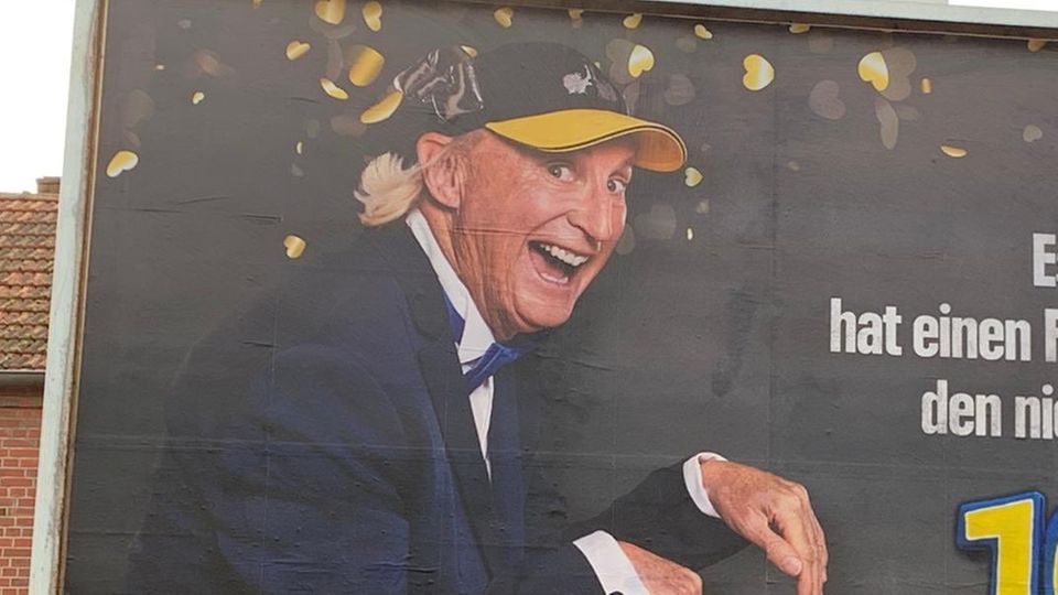 Auf einem Werbeplakat ist links der Komiker Otto zu sehen und rechts der Slogan Essen hat einen Preis verdient: den niedrigsten"