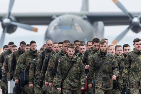 Bundeswehrsoldaten landen am am Flughafen in Kaunas (Litauen)