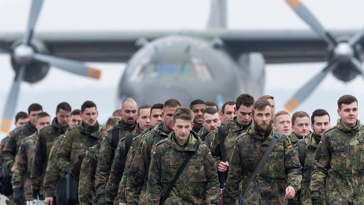 Bundeswehrsoldaten landen am am Flughafen in Kaunas (Litauen)