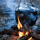 Ein Topf auf einer Feuerstelle