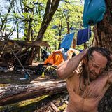 Andreas Thomann duscht mit Hilfe eines Wasserbeutels