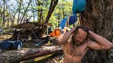 Andreas Thomann duscht mit Hilfe eines Wasserbeutels