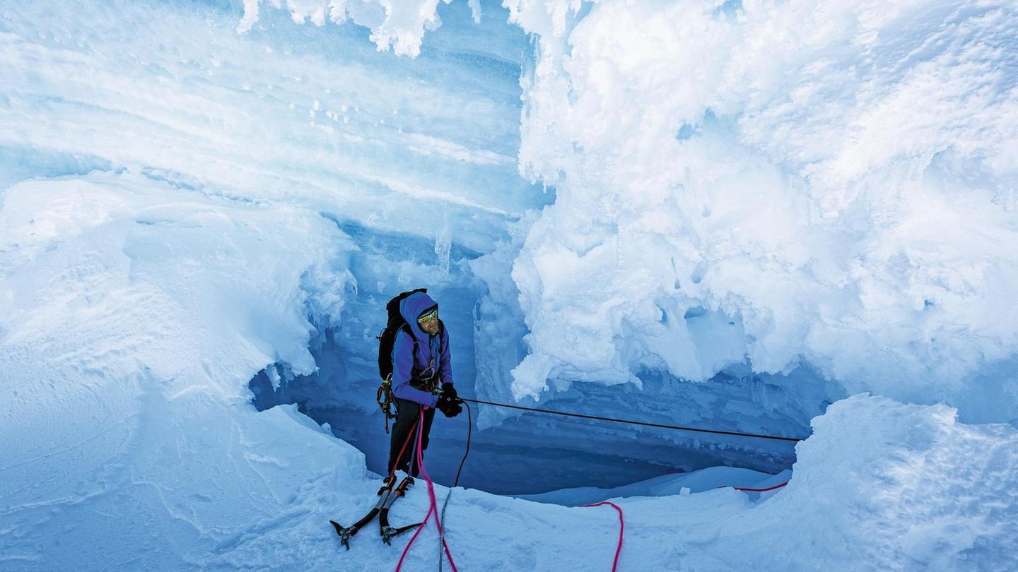 Kletter-Expedition im Nördlichen Patagonischen Inlandeisfeld mit den Bergführern Jörn Heller, Andreas Thomann und Robert Jasper, auf den Nef Gletscher, Erkundung der Zustiege und die zweite Besteigung vom Cerro Largo 2705 m, Basislager im Vall de Soler,... Jörn Heller an einem Gletscherüberhang