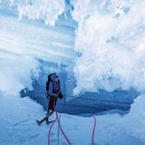 Jörn Heller an einem Gletscherüberhang