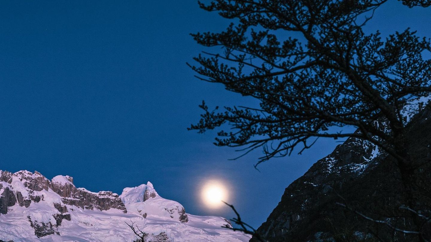 Kletter-Expedition im Nördlichen Patagonischen Inlandeisfeld mit den Bergführern Jörn Heller, Andreas Thomann und Robert Jasper, auf den Nef Gletscher, Erkundung der Zustiege und die zweite Besteigung vom Cerro Largo 2705 m, Basislager im Vall de Soler,... Cerro Largo