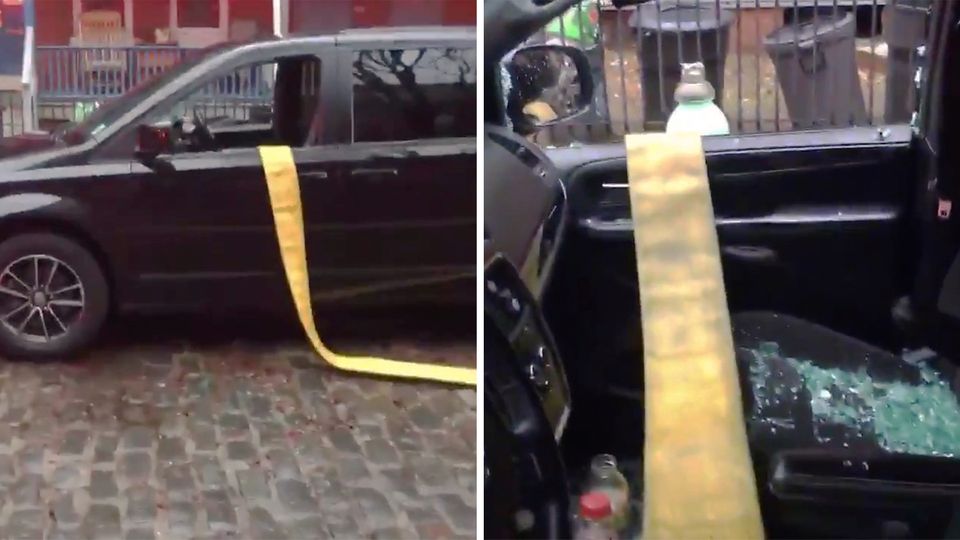 Die Feuerwehr von Camden schlägt die Scheiben seines Autos ein. Die Feuerwehr von Camden schlägt die Scheiben seines Autos ein.
