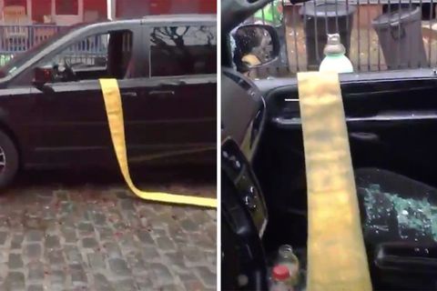 Die Feuerwehr von Camden schlägt die Scheiben seines Autos ein.