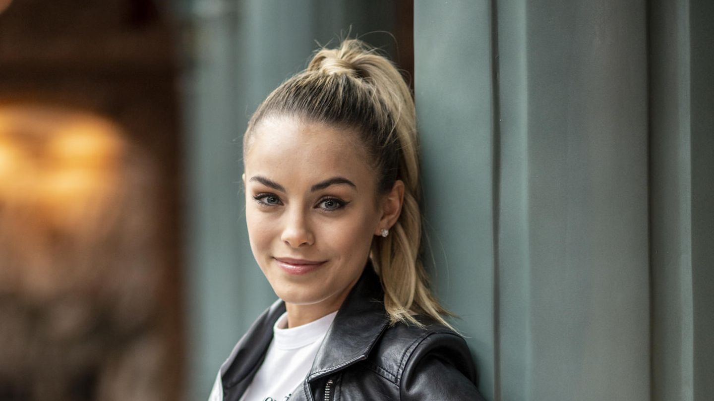 Miss Bayern Miss Bayern: Lara Runarsson, 22 Jahre. Die Würzburgerin hat nordische Wurzeln - ihr Vater ist Isländer. Die Instagrammerin studiert in einem dualen Studium International Business. Von sich selbst sagt Lara, dass sie sehr ehrgeizig ist. "Ich finde es toll, dass es dieses Jahr bei Miss Germany nicht nur um das Aussehen geht, sondern viel mehr um die Persönlichkeit und Authentizität der Frau … denn das ist es, was uns ausmacht", sagte sie.