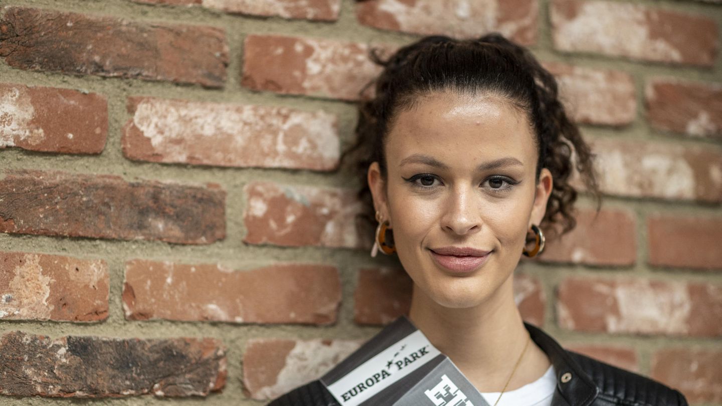 Miss Berlin: Maya Jolina Lu Wichte, 21 Jahre. Aufgewachsen ist sie in Berlin, hat aber auch senegalesische Wurzeln.  Die Pflanzen- und Katzenmama, wie sie über sich selbst sagt, studiert Innenarchitektur. Nebenbei jobbt sie als Darstellerin, Fotografin und im Marketing. Umwelt und Nachhaltigkeit liegen ihr am Herzen. 