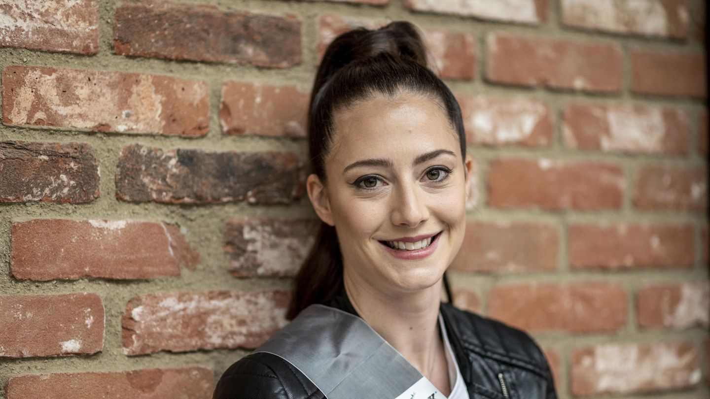 Miss Nordrhein-Westfalen: Kim Irmgartz, 29 Jahre. Irmgartz ist Polizistin, geförderte Spitzensportlerin des Landes NRW, deutsche Vizemeisterin im Motocross, Stuntdouble für Motorradszenen, Hundemama, Gründerin eines eigenen Podcast und führt als Trainerin vor allem junge Mädchen in den Motorsport. Sie sagt: "Ich möchte den Frauen zeigen, dass sie einfach alles sein können, wenn sie nur fest genug an sich glauben und weniger darauf achten, was andere Menschen sagen oder denken."