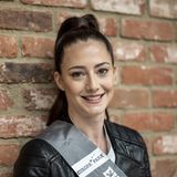 Miss Nordrhein-Westfalen: Kim Irmgartz, 29 Jahre. Irmgartz ist Polizistin, geförderte Spitzensportlerin des Landes NRW, deutsche Vizemeisterin im Motocross, Stuntdouble für Motorradszenen, Hundemama, Gründerin eines eigenen Podcast und führt als Trainerin vor allem junge Mädchen in den Motorsport. Sie sagt: "Ich möchte den Frauen zeigen, dass sie einfach alles sein können, wenn sie nur fest genug an sich glauben und weniger darauf achten, was andere Menschen sagen oder denken."