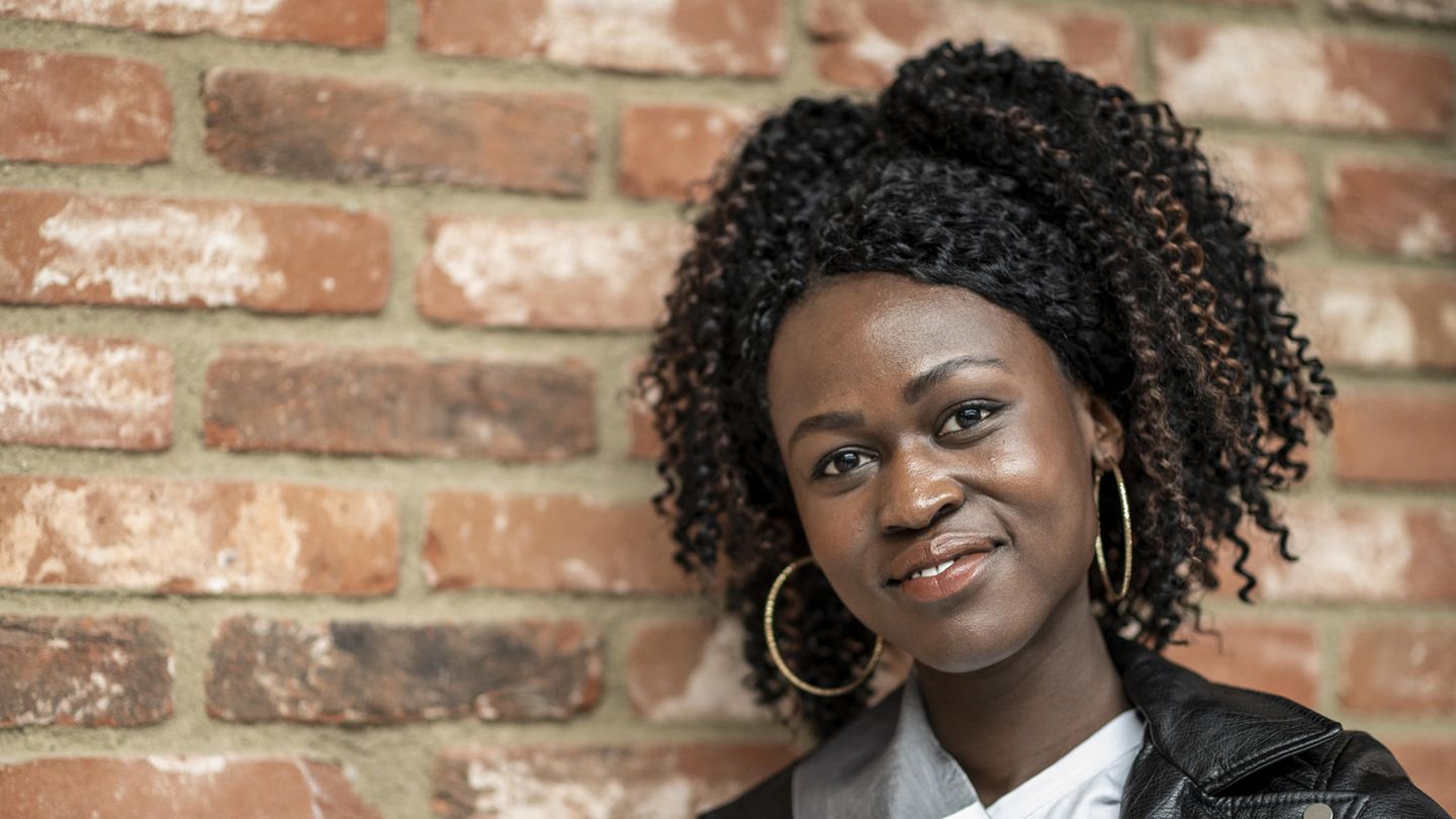 Miss Saarland: Itanajama Akeri, 23 Jahre. Die Krankenschwester sagt über sich und den Wettbewerb: "Bei der neuen Miss Germany stehen Authentizität, Empowerment und Vielseitigkeit im Vordergrund. Dieses Motto spiegelt sich in meiner Persönlichkeit wider." Fashion und Beauty zählen zu ihren liebsten Hobbys. Sie möchte "schwarzen Frauen in Deutschland das Gefühl geben, in der deutschen Beauty-Mode-Industrie sichtbar zu sein".