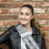 Miss Sachsen: Nadine Voigt, 21 Jahre. Die Dresdnerin studiert Modedesign. Sie ist mehrfache Stadtmeisterin im Tischtennis, hat 15 Jahre lang im Chor gesungen und anschließend meine eigene Band gegründet und auf Hochzeiten gesungen. Außerdem ist sie mit Model Rebecca Mirr über den Laufsteg gelaufen. Für Voigt ihre sieben Jahre ältere Schwester ein großer Rückhalt.