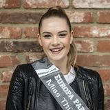 Miss Thüringen: Greta Barthel, 20 Jahre. Sie spricht Englisch und Deutsch und hat Thai während eines Schüleraustausches in Thailand sowie chinesisch als Au Pair in China gelernt. Ihre Leidenschaft ist Reisen. "Kulturen und die Menschen dazu kennenzulernen ist mir außerdem sehr wichtig", sagt sie. Barthel ist selbstständig und ist der CEO von Modelroom Agency.