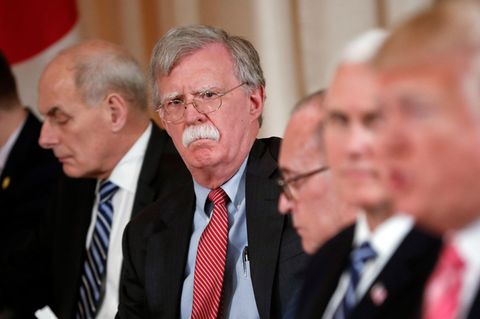 John Bolton, damals noch US-Sicherheitsberater, mit Präsident Donald Trump im April 2018 in Mar-a-Lago