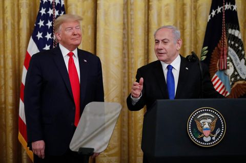 US-Präsident Donald Trump (l.) hört dem israelischen Premier Benjamin Netanjahu zu