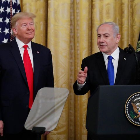 US-Präsident Donald Trump (l.) hört dem israelischen Premier Benjamin Netanjahu zu