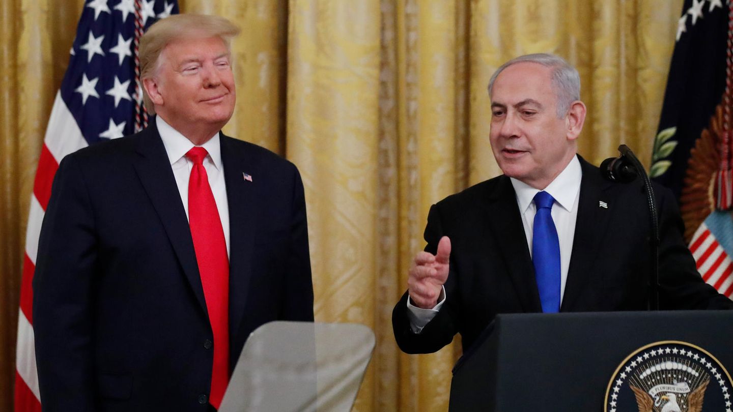 US-Präsident Donald Trump (l.) hört dem israelischen Premier Benjamin Netanjahu zu