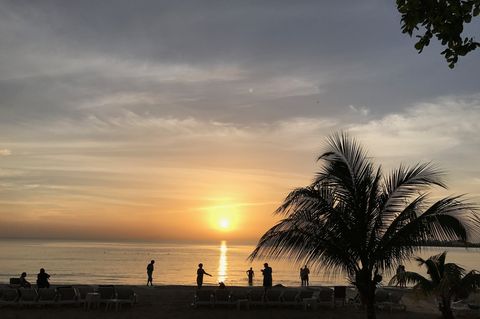 Der Strand in Negril, Jamaika. Vor der Küste des Staates gab es ein sehr starkes Erdbeben.