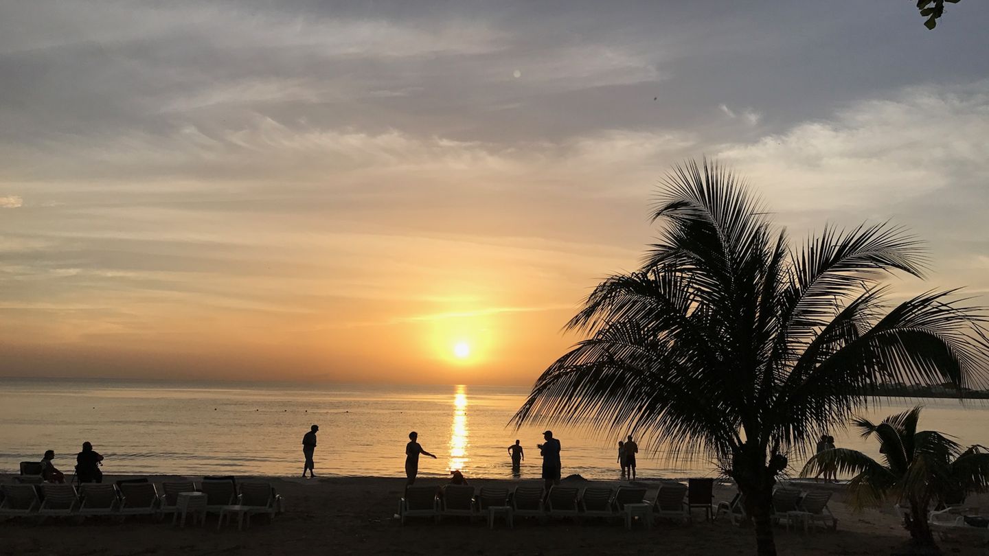 Der Strand in Negril, Jamaika. Vor der Küste des Staates gab es ein sehr starkes Erdbeben.