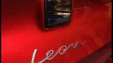 Ein neu gestalteter Schriftzug ziert das Heck des neuen Seat Leon