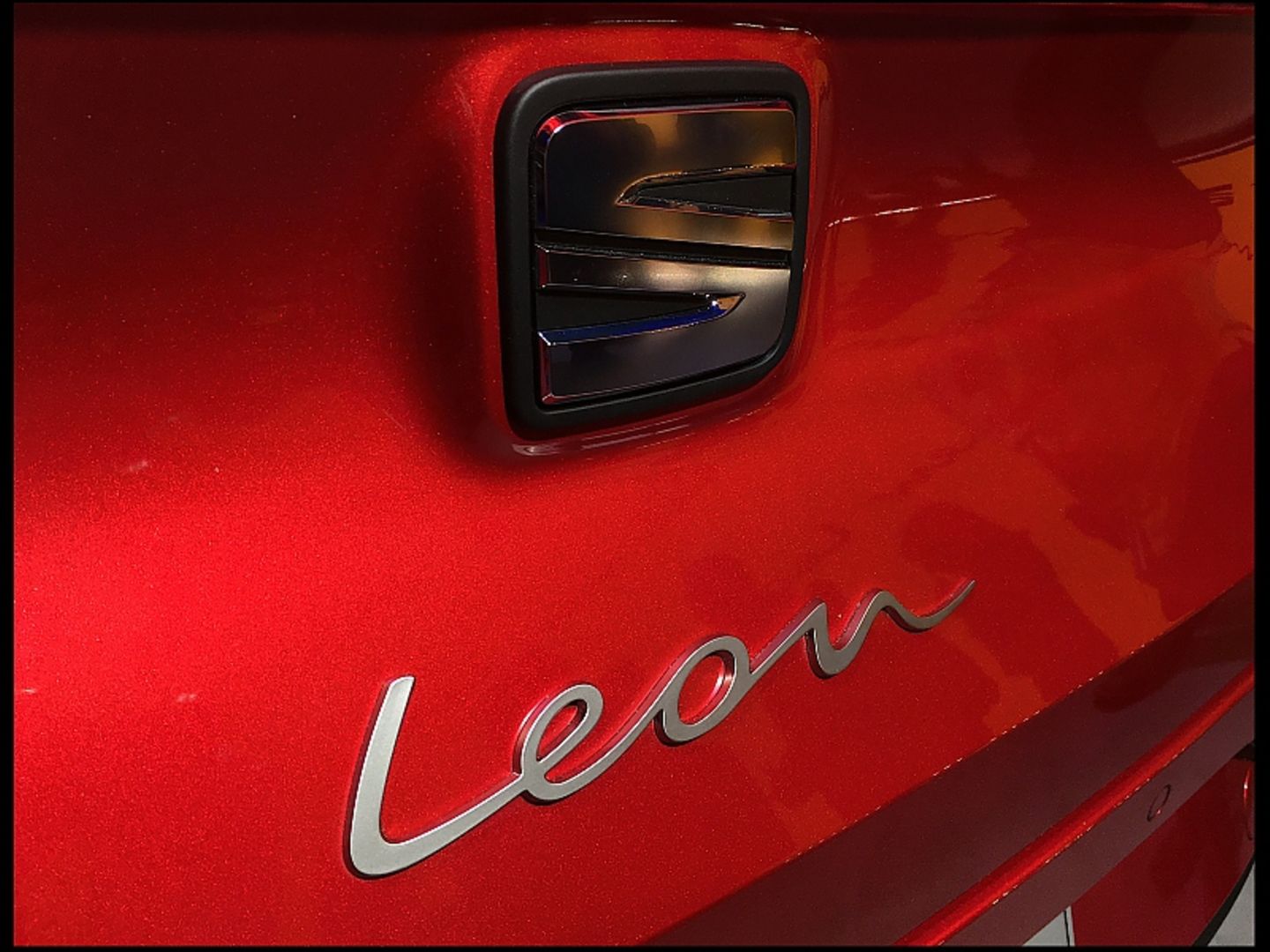 Ein neu gestalteter Schriftzug ziert das Heck des neuen Seat Leon