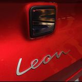 Ein neu gestalteter Schriftzug ziert das Heck des neuen Seat Leon
