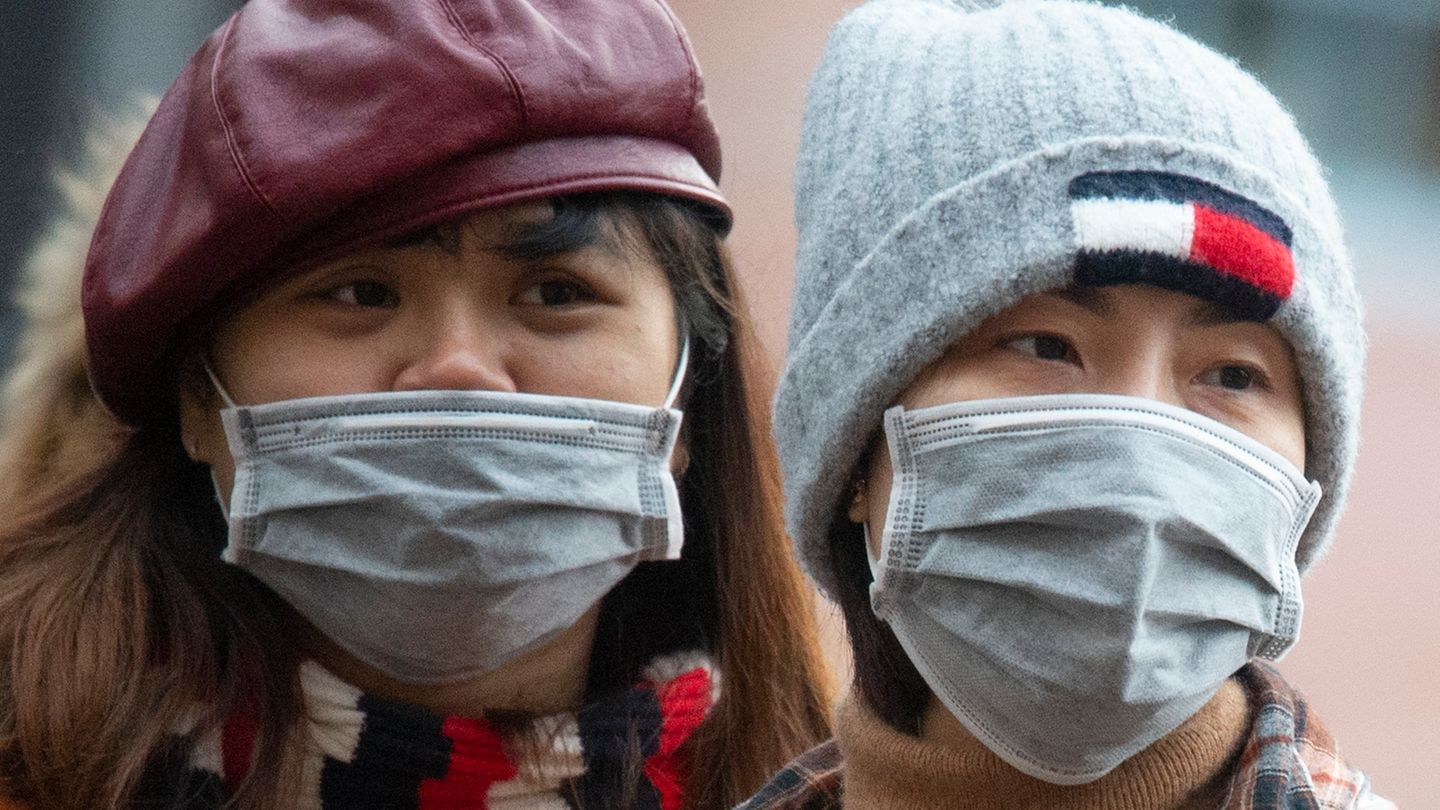 Coronavirus in Deutschland: Asiatische Touristen mit Mundschutzmasken