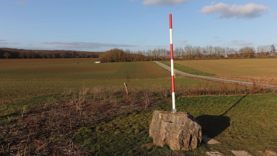 Ein rot-weißer Stab markiert den neuen geographischen Mittelpunkt der Europäischen Union Ein rot-weißer Stab markiert den neuen geographischen Mittelpunkt der Europäischen Union