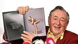 Richard Lugner präsentiert ein Foto von Ex-Skirennläuferin Lindsey Vonn