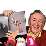 Richard Lugner präsentiert ein Foto von Ex-Skirennläuferin Lindsey Vonn