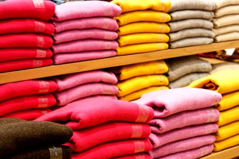Kaschmirpullover im Geschäft