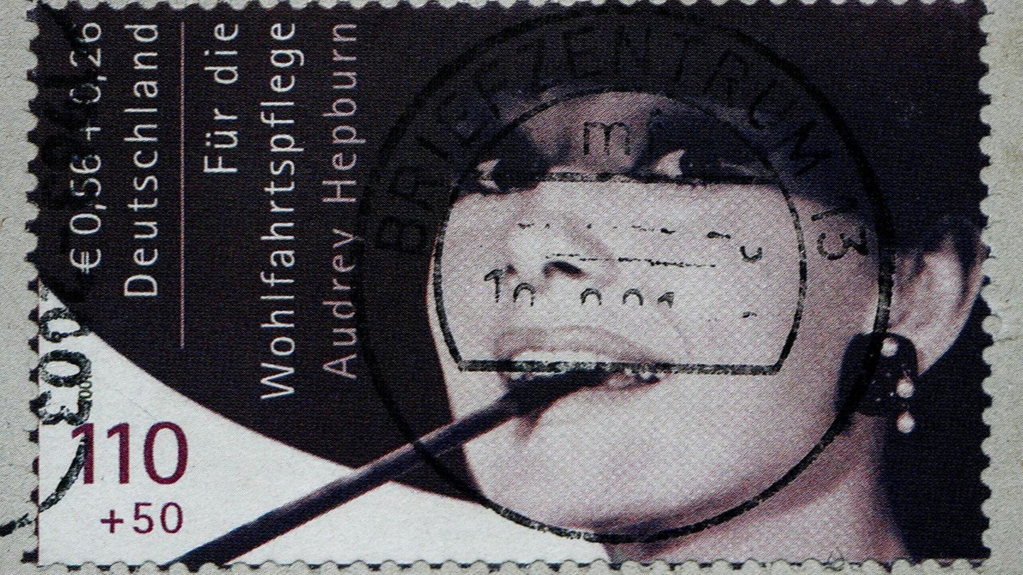 Briefmarke mit Audrey Hepburn