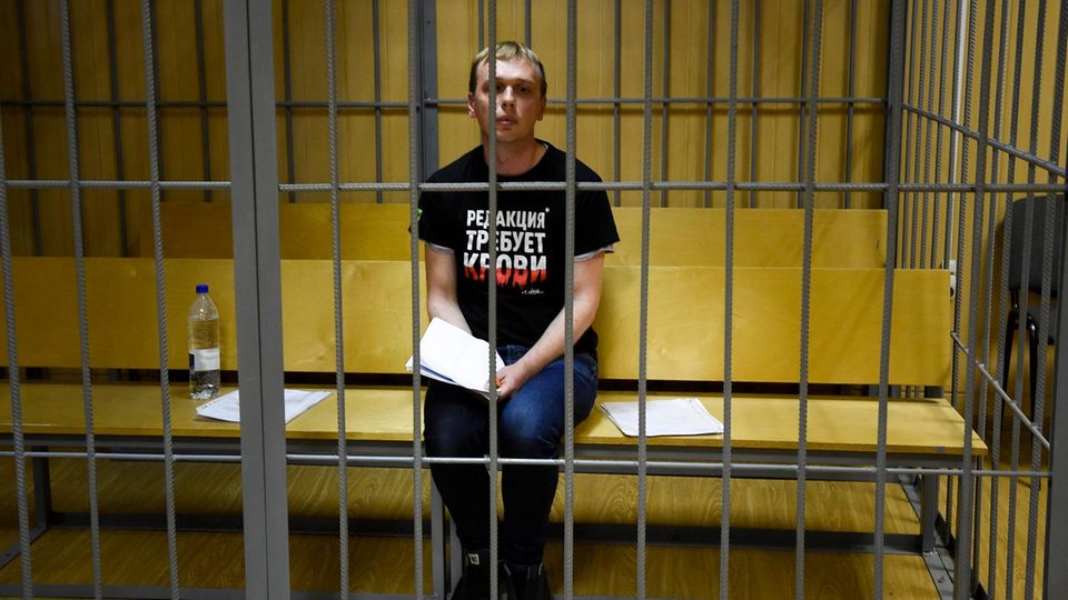 Investigativ-Journalist Iwan Golunow sitzt vor Gericht in einer Zelle in Moskau. Auf seinem T-Shirt steht "Die Redaktion fordert Blut". Vor einem halben Jahr wurde er freigelassen. 