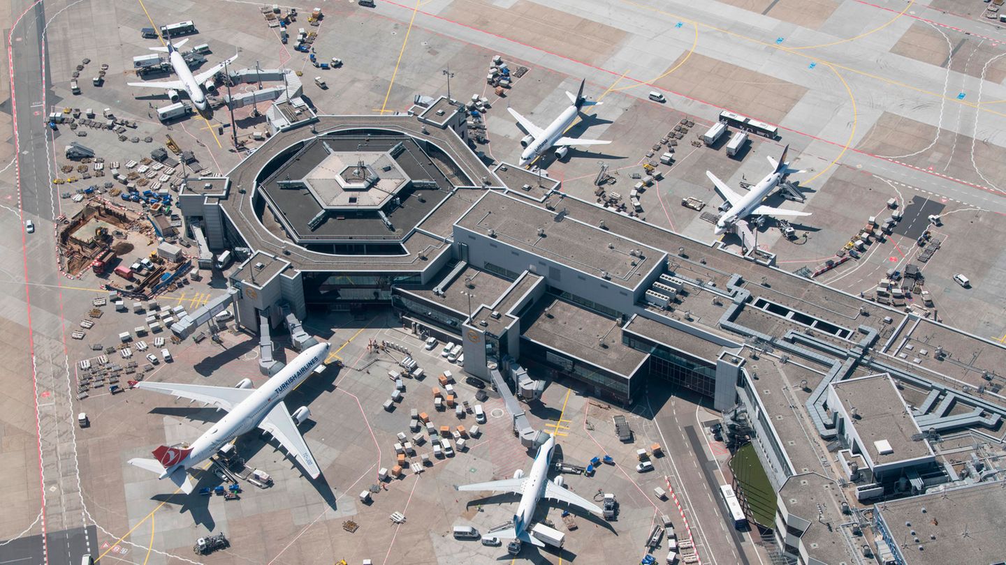 Frankfurt Flughafen: Passagierflugzeuge internationaler Airlines stehen an ihren Gates am Terminal 1 