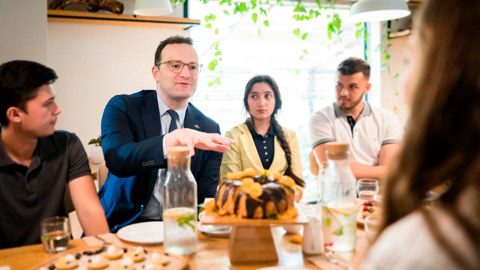 Jens Spahn bei einem Treffen mit Pflegeschülern Jens Spahn bei einem Treffen mit Pflegeschülern