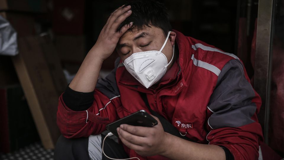 Aus Angst vor Ansteckung benutzen viele Menschen in China derzeit einen Mundschutz