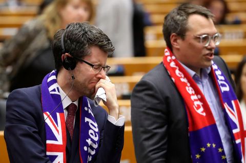 Bei der Ratifizierung des Brexit-Vertrags kommen britischen EU-Abgeordneten die Tränen