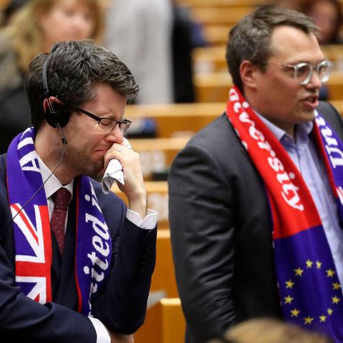 Bei der Ratifizierung des Brexit-Vertrags kommen britischen EU-Abgeordneten die Tränen