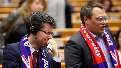 Bei der Ratifizierung des Brexit-Vertrags kommen britischen EU-Abgeordneten die Tränen