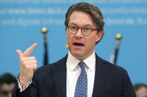 Verkehrsminister Andreas Scheuer - Milliarden in Busse und Bahnen stecken