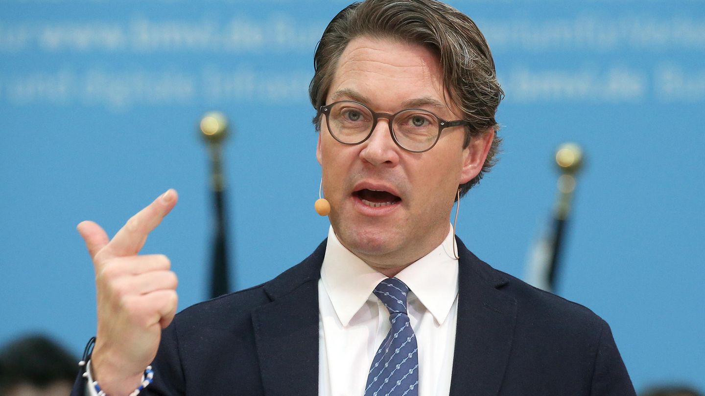 Verkehrsminister Andreas Scheuer - Milliarden in Busse und Bahnen stecken