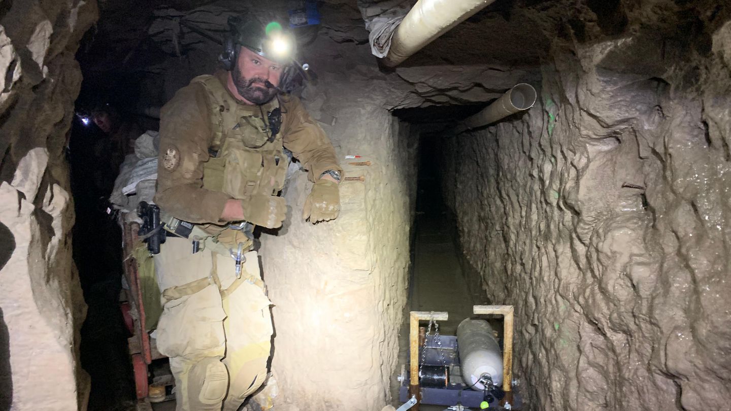 Der bisher längste bekannte illegale Tunnel aus Mexiko in die USA. Der Tunnel beginnt in einer Industriezone der mexikanischen Grenzstadt Tijuana und verläuft über eine Länge von gut 4300 Fuß (rund 1,3 Kilometer) in die USA