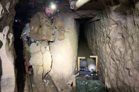 Der bisher längste bekannte illegale Tunnel aus Mexiko in die USA. Der Tunnel beginnt in einer Industriezone der mexikanischen Grenzstadt Tijuana und verläuft über eine Länge von gut 4300 Fuß (rund 1,3 Kilometer) in die USA