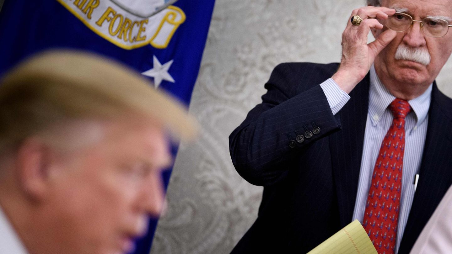 US-Präsident Donald Trump (l.) und sein früherer Nationaler Sicherheitsberater John Bolton
